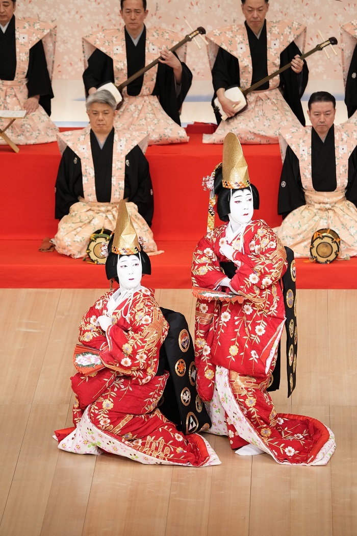 昼の部『京鹿子娘二人道成寺』（左より）白拍子花子=中村勘九郎、白拍子花子=尾上菊之助 ／(C)松竹