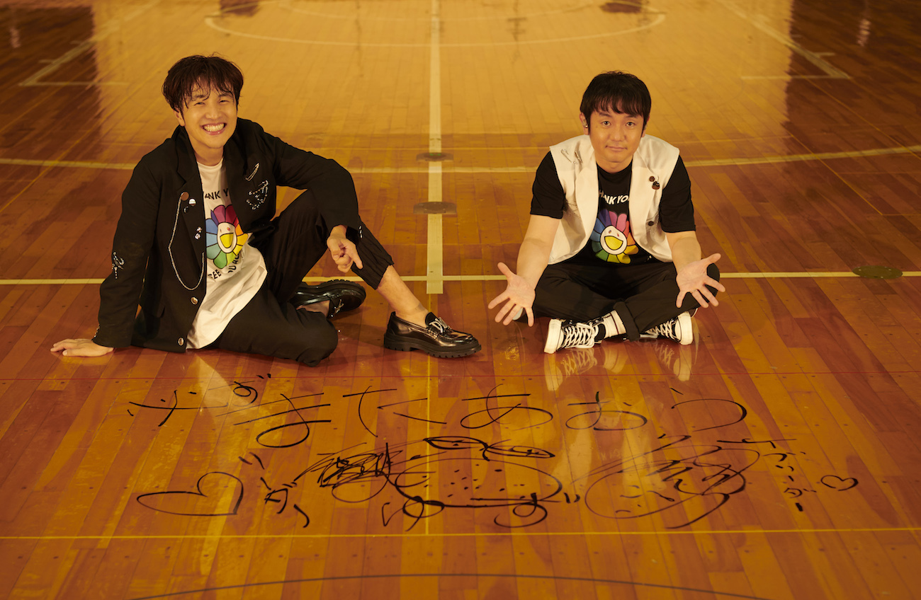 ゆず 20周年 岡村ジャージ 北川悠仁 岩沢厚治 ゆずが母校・岡村中で岡ジャーまとい青春時代をなぞるライブ披露