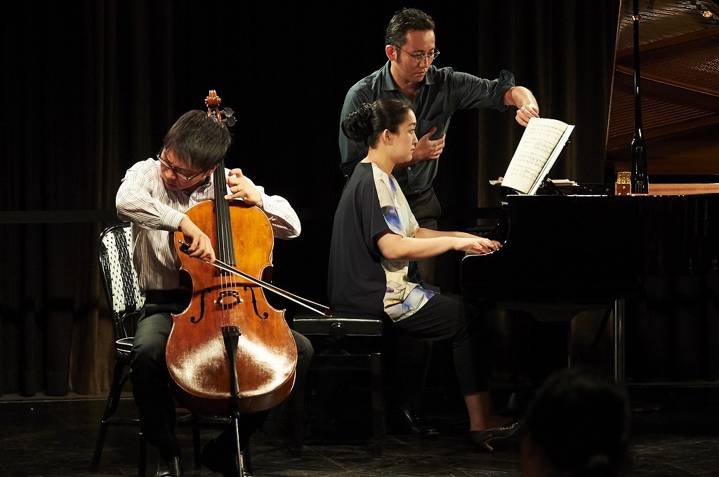 坂本真由美(ピアノ)、金子鈴太郎(チェロ)