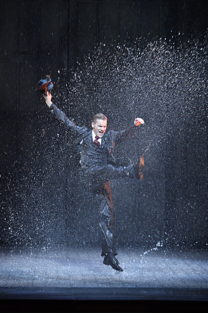 『SINGIN’ IN THE RAIN～雨に唄えば～』舞台写真