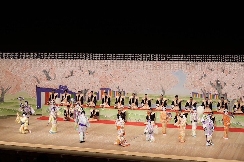 昼の部『元禄花見踊』（前）左より、名古屋山三=中村隼人、出雲の阿国=尾上右近（後）左より、元禄の女=中村玉太郎、元禄の男=尾上左近、元禄の男=市川男寅、元禄の女=中村莟玉、元禄の男=中村歌之助 ／(C)松竹