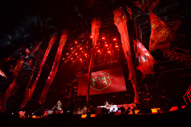 「B'z LIVE-GYM 2015 -EPIC NIGHT-」愛知・ナゴヤドーム公演の様子。 （写真提供：VERMILLION RECORDS）