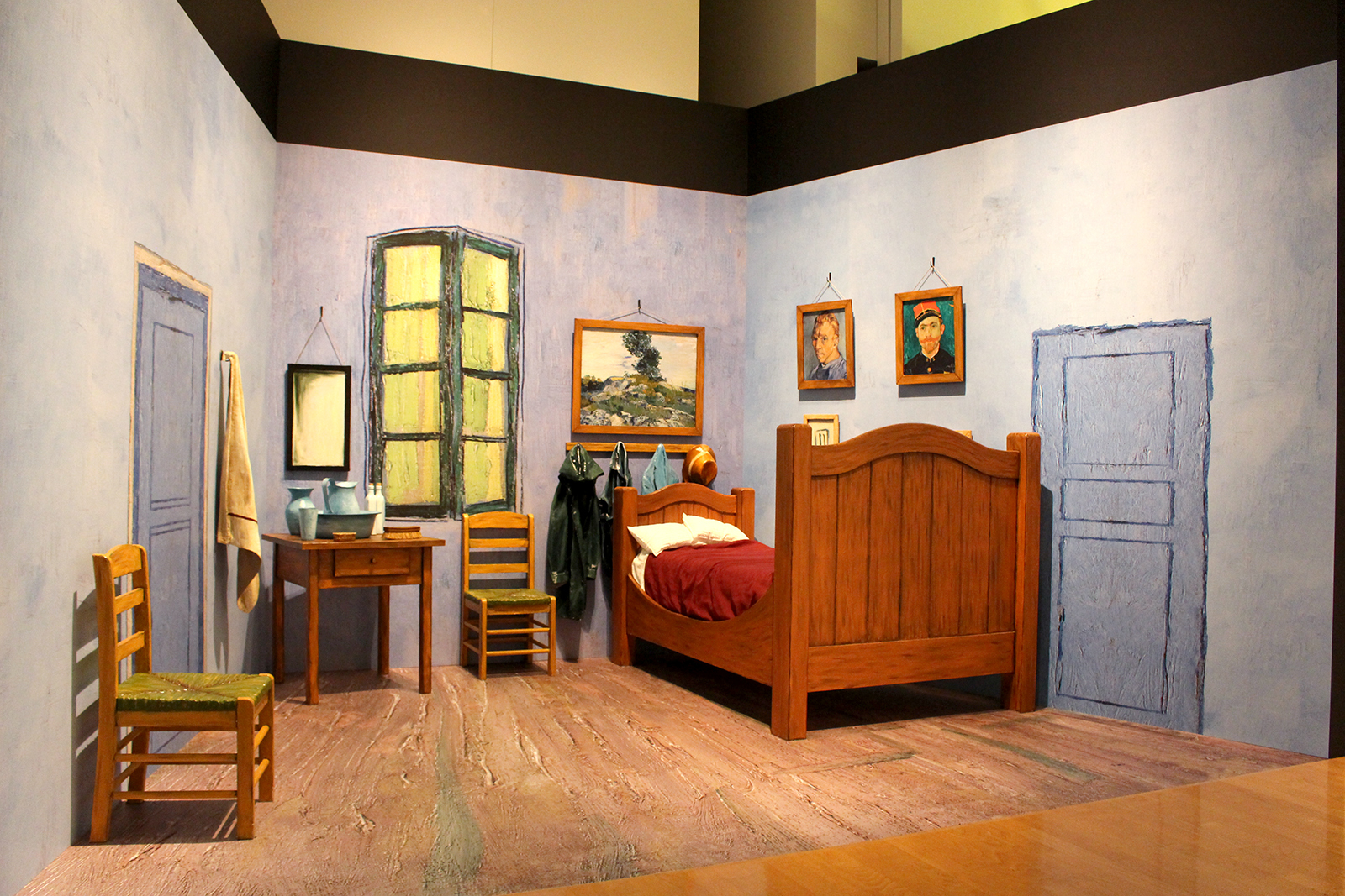 アルルの「黄色い家」のゴッホの寝室の再現。中に入り込んで写真撮影が可能