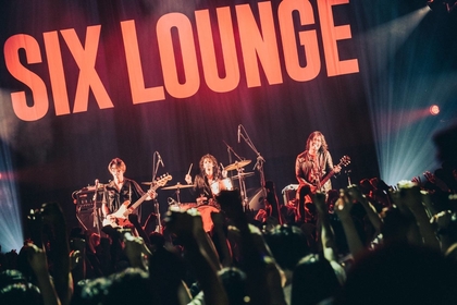 SIX LOUNGE、Dragon Ashを迎えZepp Shinjukuより全国対バンツアー開幕　最新曲「Paper Plane」を初披露