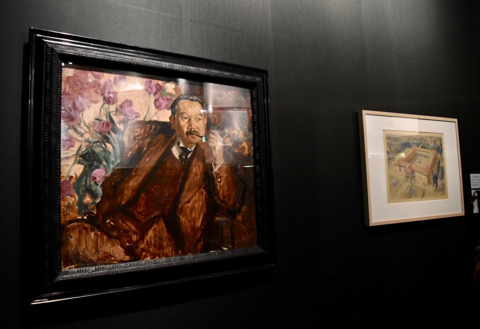 左：フランク・ブラングィン 《松方幸次郎の肖像》 1916年 国立西洋美術館蔵（松方幸次郎氏御遺族より寄贈） 右奥：フランク・ブラングィン 《共楽美術館構想俯瞰図、東京》 国立西洋美術館蔵（2010年度美術作品購入募金の補助により購入）