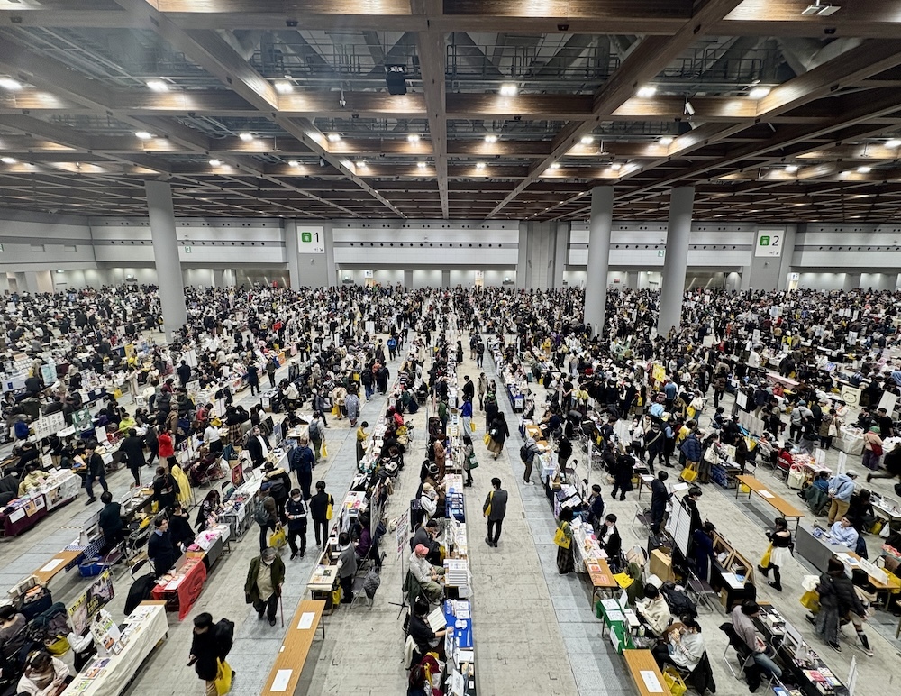 開場直後、12時過ぎの1〜2ホール風景。今回は入場時に配布されていた不織布バッグ（数量限定）がイエローだったため、会場全体がほんのり黄色い。