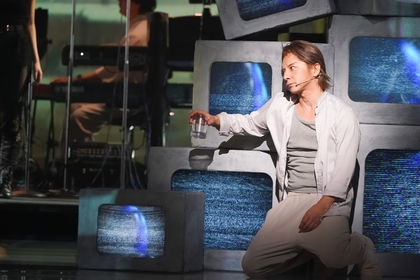 松岡充主演、デヴィッド・ボウイの遺作ミュージカル『LAZARUS』が大阪でまもなく開幕、オフィシャル観劇レポートが到着