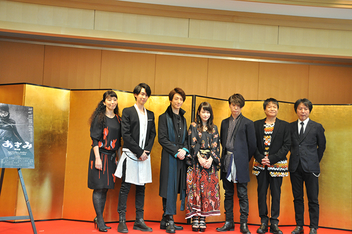 左から有森也実、小園凌央、鈴木拡樹、川栄李奈、早乙女友貴、星田英利、岡村俊一。