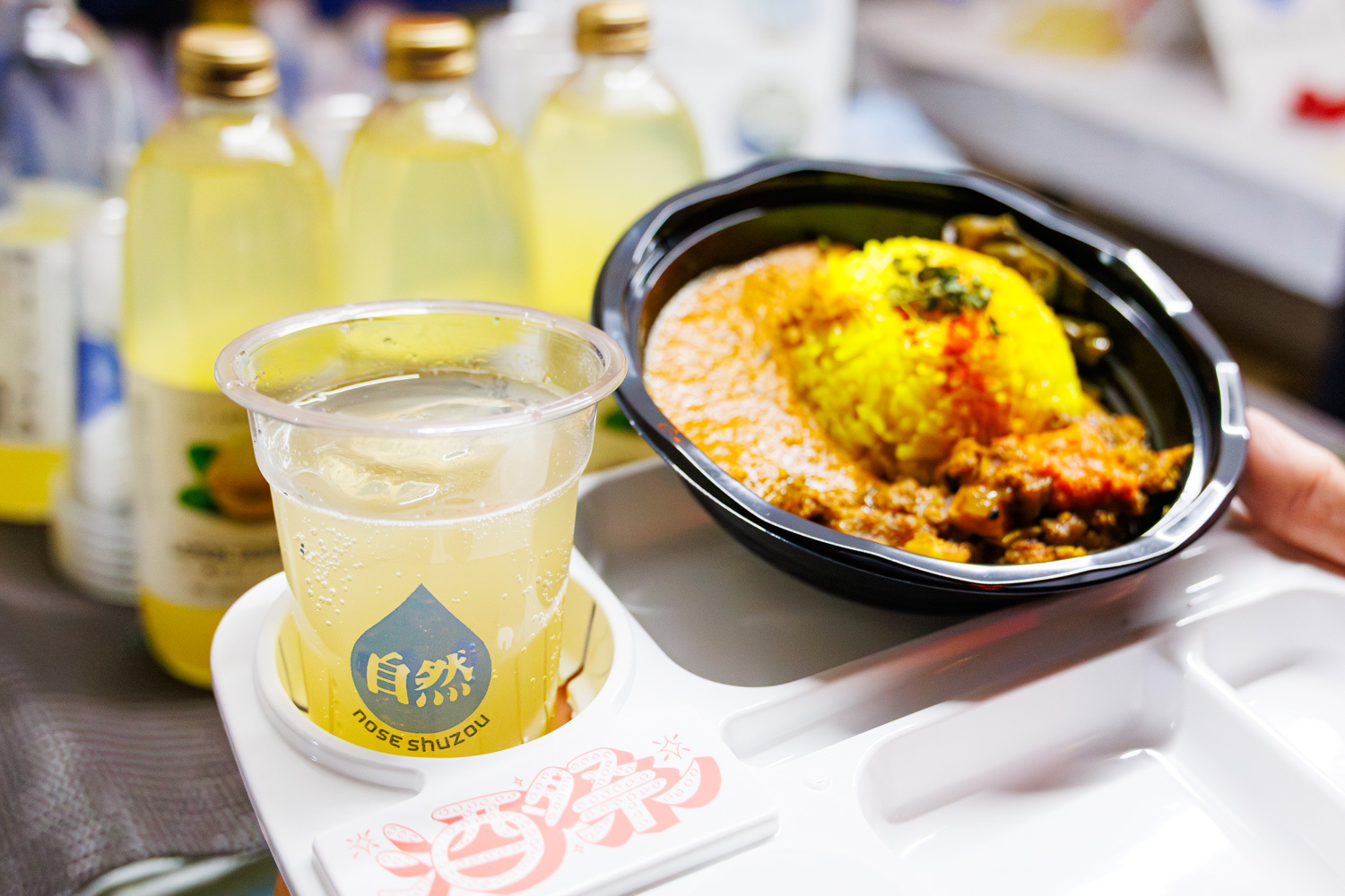 アテにもシメにもなるあいがけカレー「口癖はカレー✕ハロガロ」