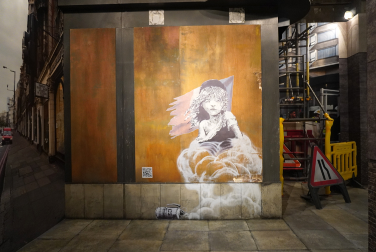 《Les Misérables》(2016)の再現展示。フランス・カレーの難民キャンプで催涙ガスが使われたことへの抗議として描かれた。