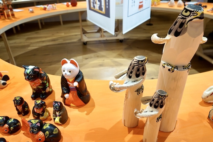左は宮城県仙台市の堤人形、右は山形県米沢市の笹野一刀彫の逸品だ。