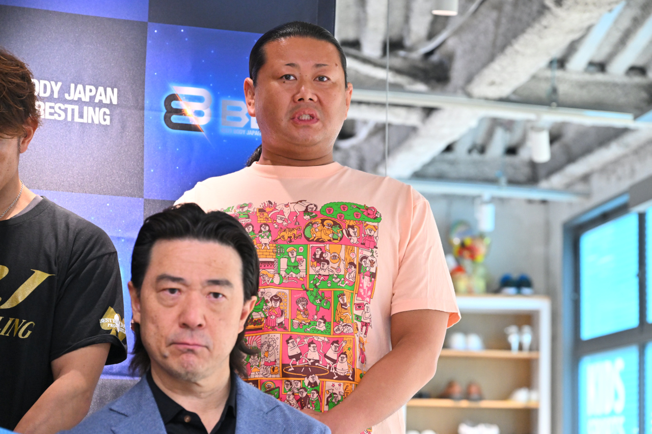 アドバイザーに就任した大鷲透（後ろ）