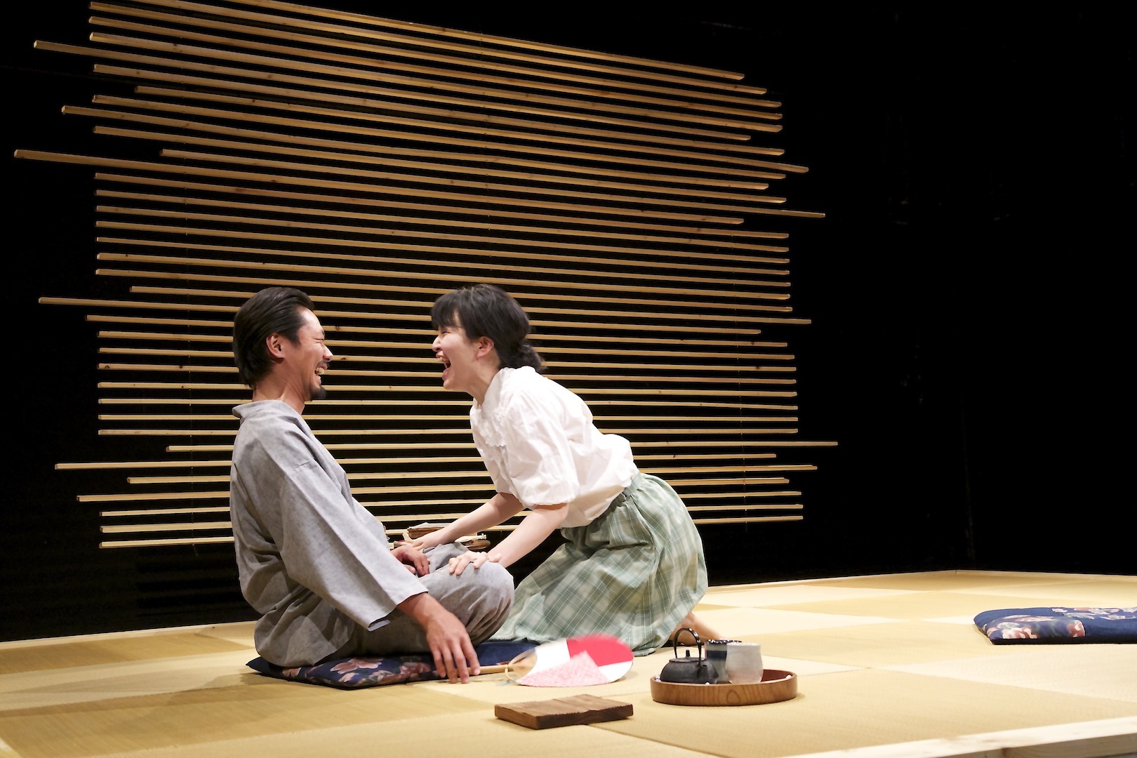 『走りながら眠れ』（青年団） 左から、古屋隆太、能島瑞穂 撮影／河村竜也