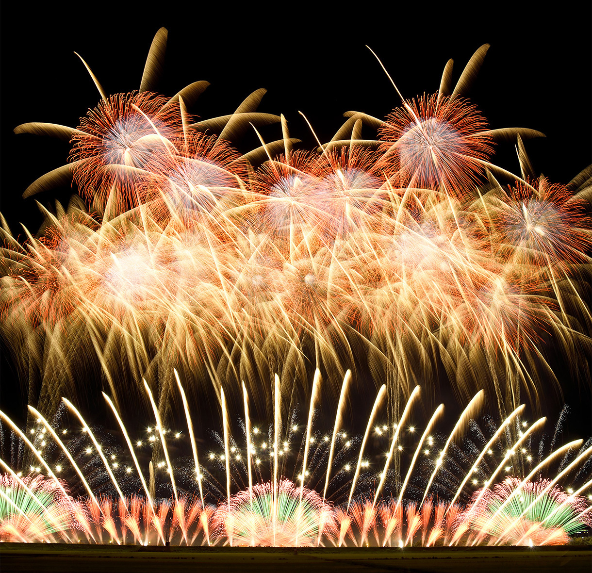 3年ぶりに第35回利根川大花火大会が開催 2尺玉を含む3万発の花火が音楽と共に夜空を彩る