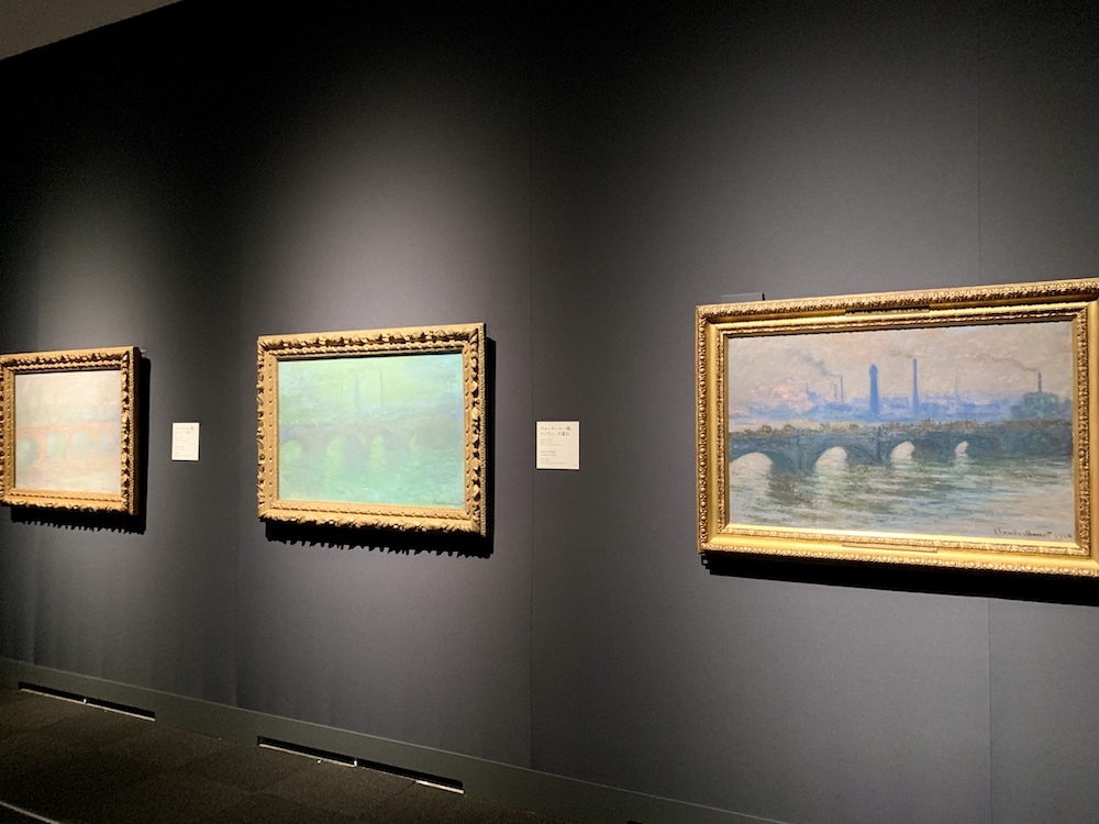 手前（右）：《ウォータールー橋、曇り》1900年、ヒュー・レイン・ギャラリー　中央：《ウォータールー橋、ロンドン、夕暮れ》1904年、ワシントン・ナショナル・ギャラリー　 奥：《ウォータールー橋、ロンドン、日没》1904年、ワシントン・ナショナル・ギャラリー