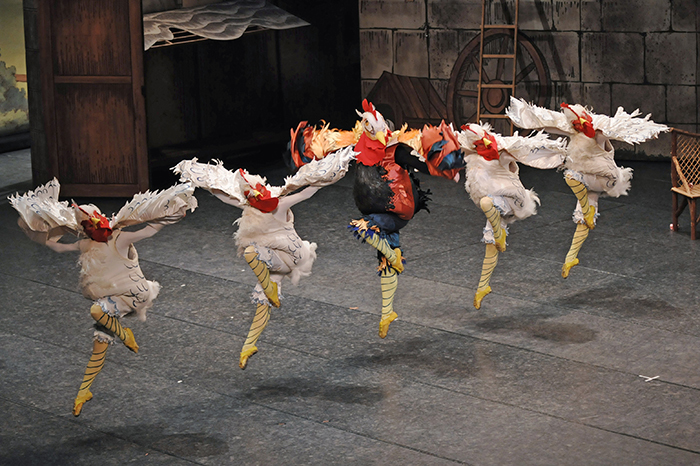 『リーズの結婚』の名場面、ニワトリたちの踊り。雄鶏を踊る元吉優哉  （撮影：山廣康夫）