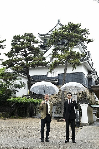 「信康」ゆかりの地 岡崎城　（右から）市川染五郎、齋藤雅文
