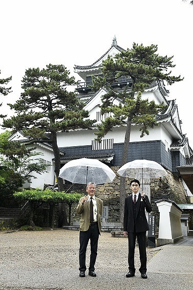 「信康」ゆかりの地 岡崎城　（右から）市川染五郎、齋藤雅文 　(C)松竹株式会社