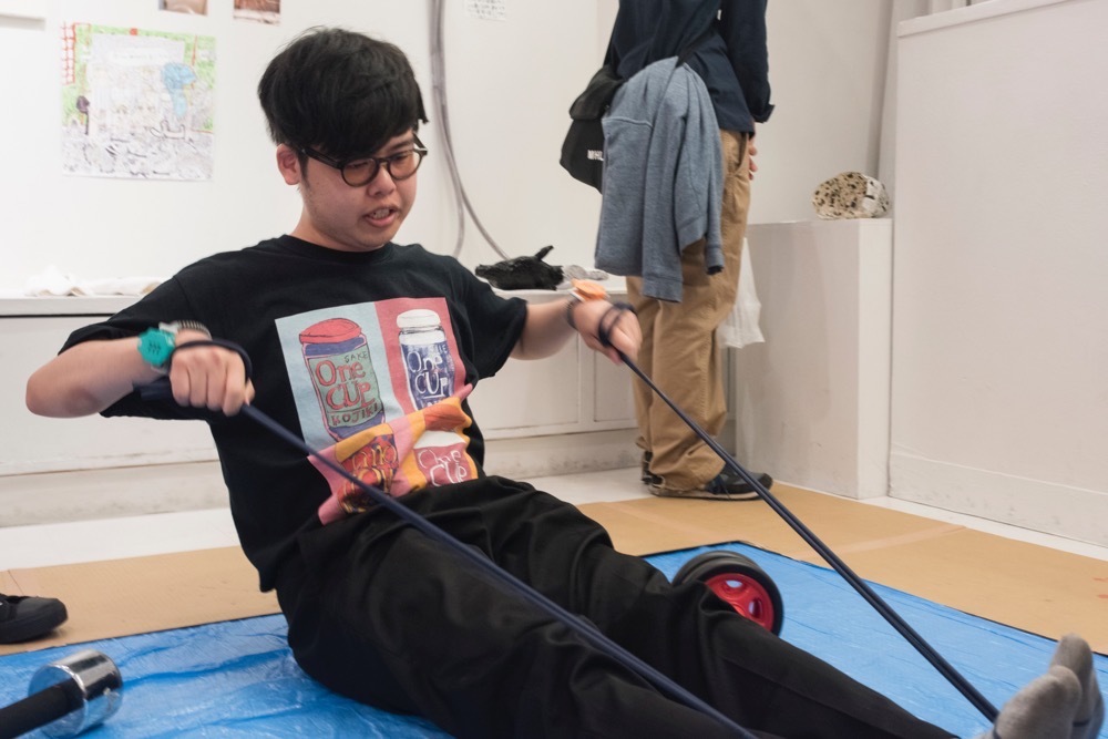 展示作品を実演するぼく脳 撮影：nobprometheus