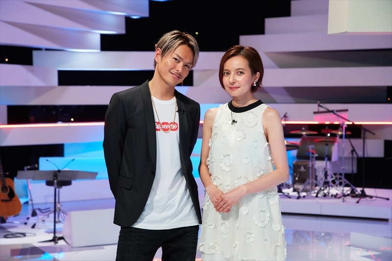 左から、今市隆二、ベッキー （C）エイベックス通信放送/フジテレビジョン