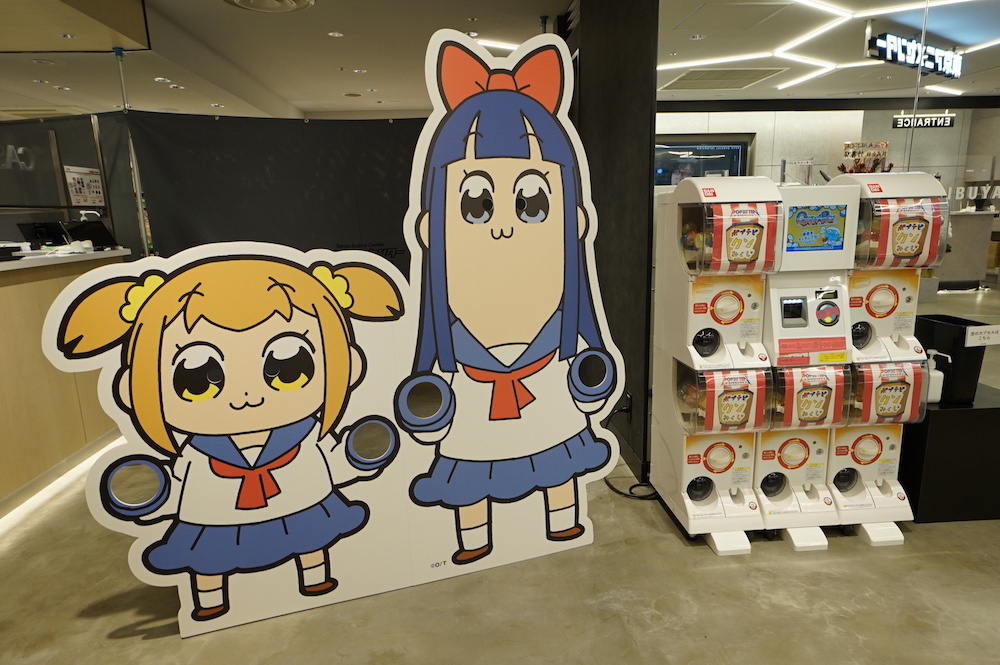 顔ではなく、腕をはめ込む撮影用パネルを発見。表紙でお馴染みのあのポーズをしてみるのも一興……？