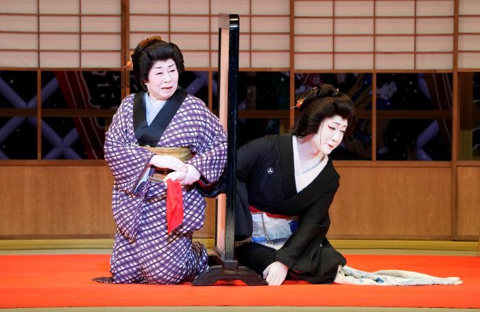 『小梅と一重』(左から)宇治一重＝水谷八重子、假名屋小梅＝河合雪之丞