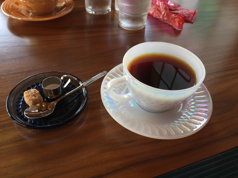 コーヒーはファイヤーキングのカップ＆ソーサーでサーブされる