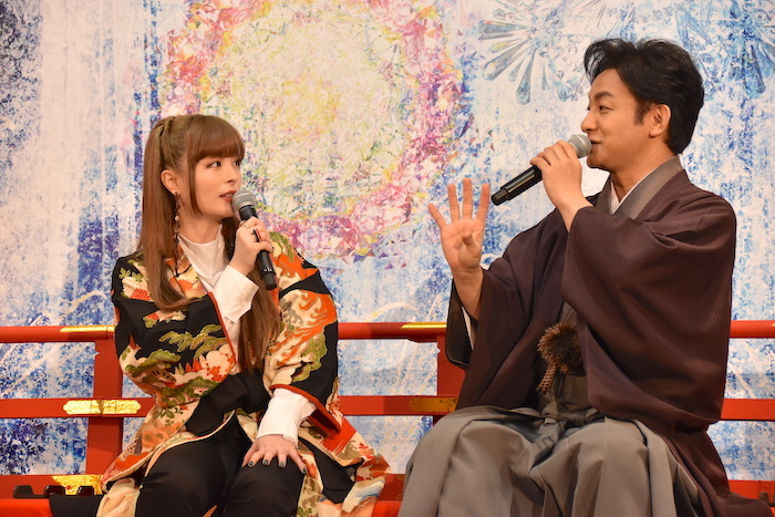 トークイベントに登壇したきゃりーぱみゅぱみゅと片岡愛之助（左から）