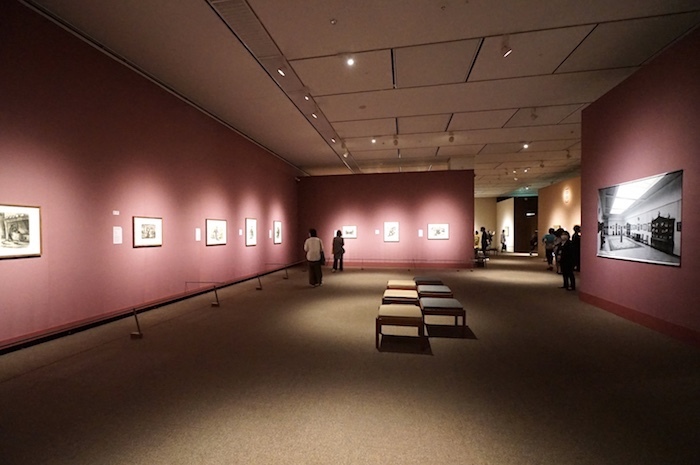 本展では、LB階〜1階〜2階と3フロアにわたってボリュームのある展示が続く