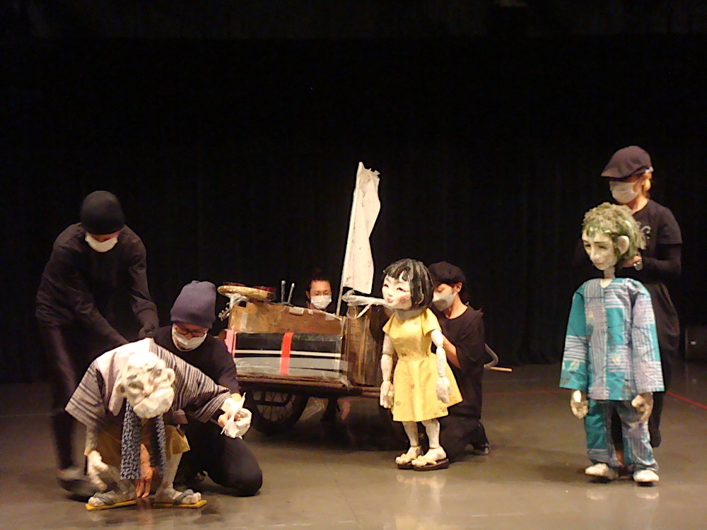  『人形劇 寿歌』稽古風景より。人形左から・ゲサク、キョウコ、ヤスオ