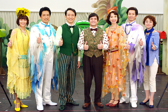 左から、宮菜穂子、戸井勝海、鈴木壮麻、川平慈英、樹里咲穂、中山昇、鈴木裕美。『フロッグとトード～がま君とかえる君の春夏秋冬～』公開稽古