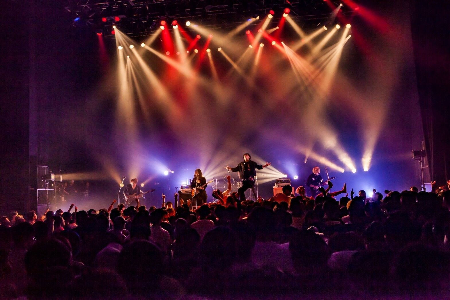 a crowd of rebellion Photo by Takashi Konuma