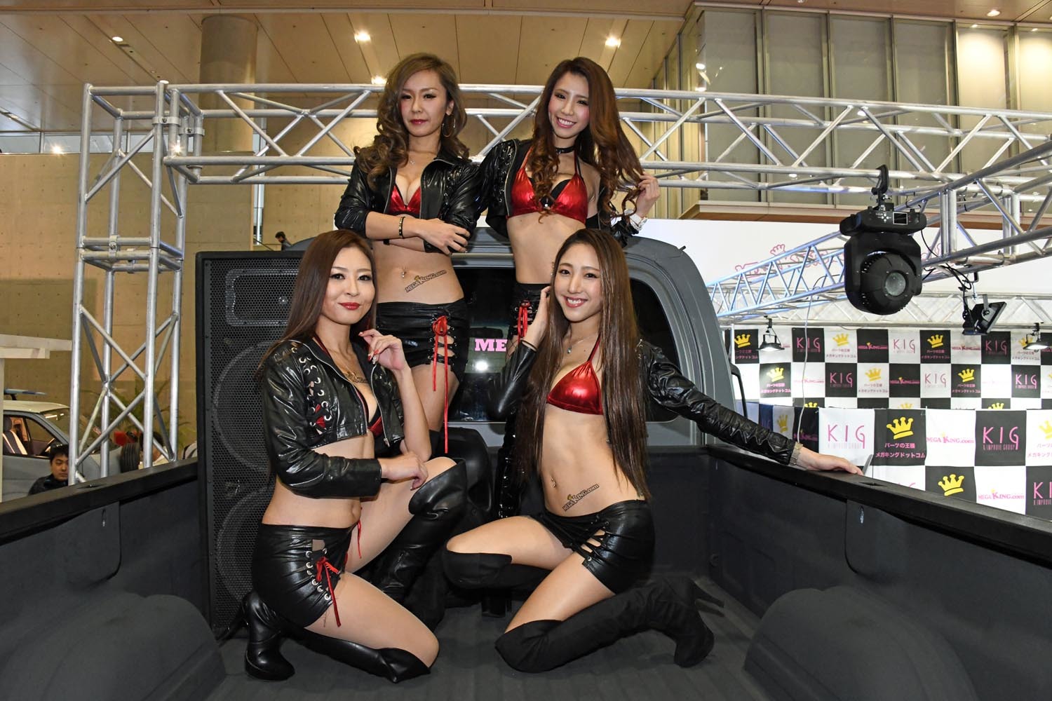 東京オートサロンの会場を賑わせていたコンパニオンたち