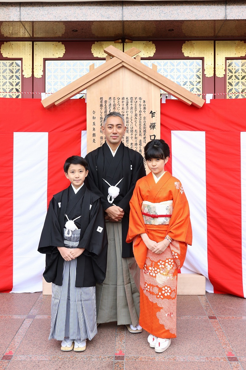 左より市川新之助・市川團十郎・市川ぼたん