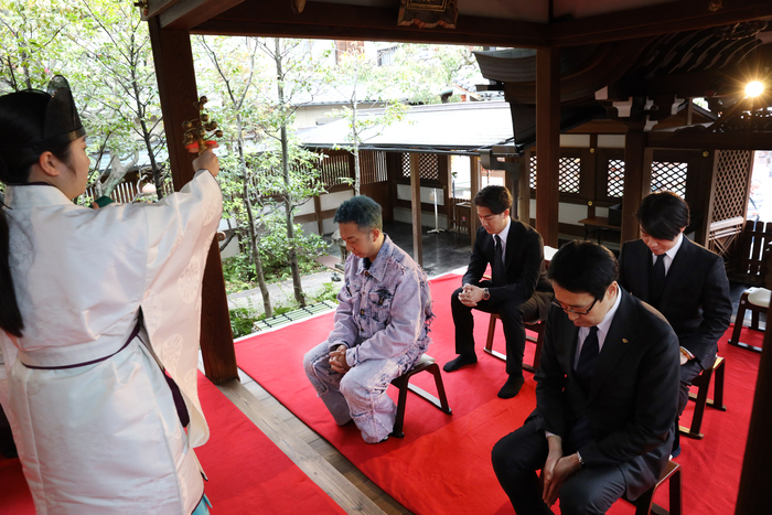 前列左、市川猿之助、後列左より、尾上右近、中村鷹之資