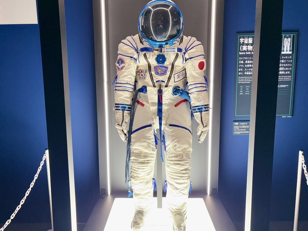 実際に使われた前澤氏の宇宙服ソコルスーツ