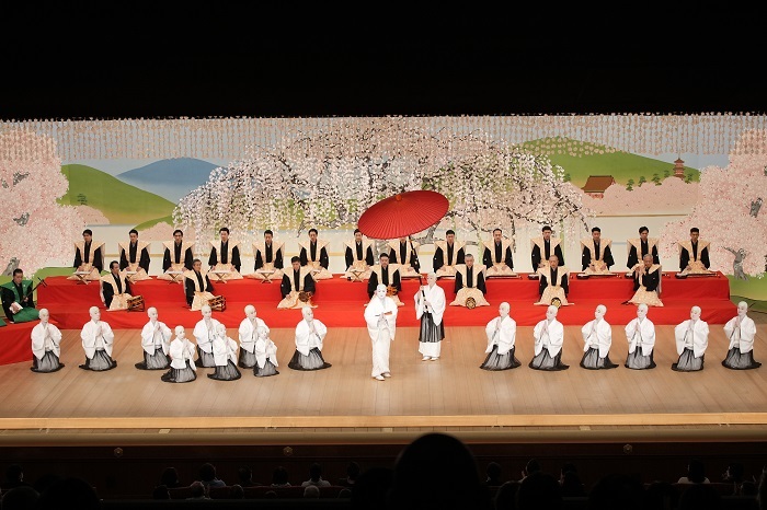『六歌仙容彩 喜撰』（中央）喜撰法師=尾上松緑