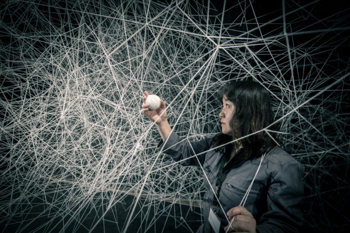 Making off vitrines Installation de Chiharu Shiota au Bon Marché Rive Gauche © Gabriel de la Chapell