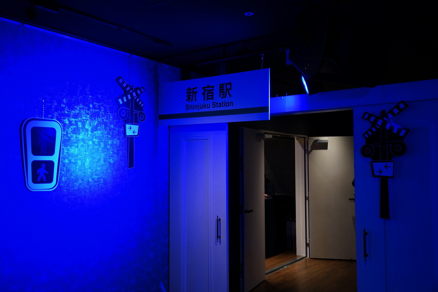 会場内には様々な施設も用意されている。スタート前から気になる！うまくナゾを解ければここから新たな展開への糸口に繋がっていくのだ (C)ATLUS (C)SEGA All rights reserved.(C)SCRAP