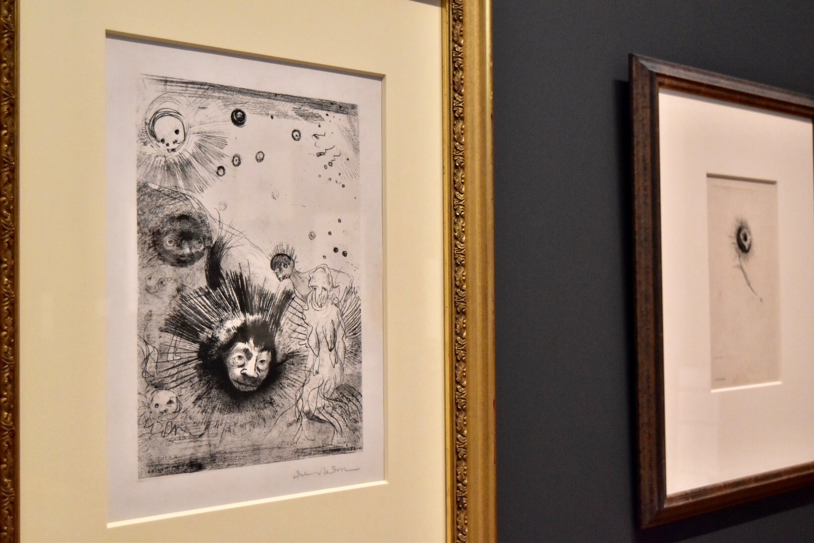 左：オディロン・ルドン　『起源』より《表紙＝扉絵》1883年　岐阜県美術館