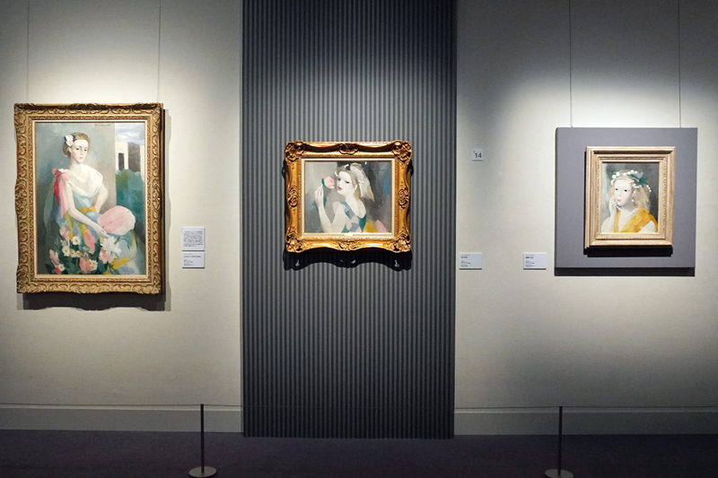 左：マリー・ローランサン《シャルリー・デルマス夫人》1938年　油彩/キャンヴァス　中央：マリー・ローランサン《ばらの女》1930年　油彩/キャンヴァス