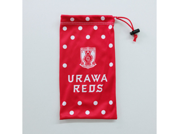 レッズカラーにチームの新クラブロゴがあしらわれた「浦和レッズオリジナル ドリンクボトルケース」 (c)URAWA REDS