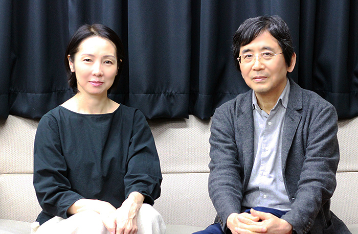 プロデューサーの那須佐代子（左）と演出家の鵜山仁