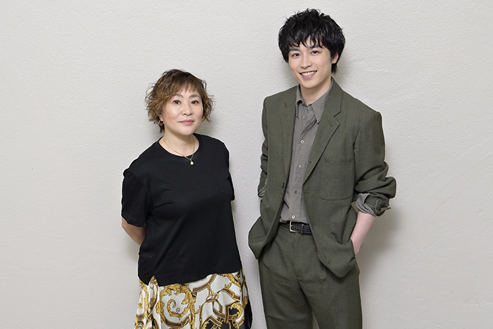 （左から）石丸さち子、鈴木勝吾