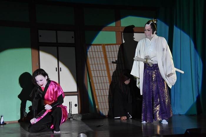 ラストで二代目座長・扇子家(せんすや)玉四郎さんが登場。高岡藩城主役にぴったりの、堂々たる姿と響く声。