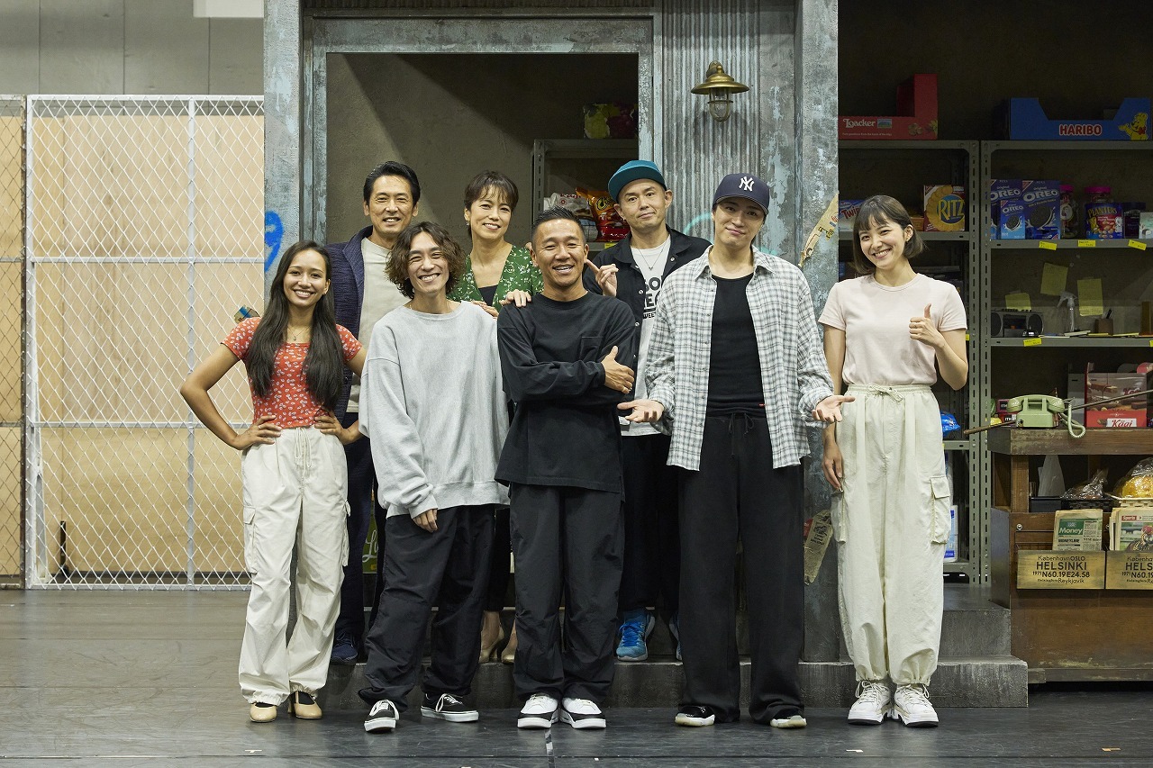 （後列左から） 戸井勝海、彩吹真央、TETSUHARU（演出・振付）（前列左から） 豊原江理佳、平間壮一、Micro(Def Tech)、松下優也、sara