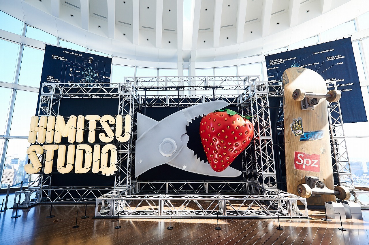 『SPITZ,NOW! ～ロック大陸の物語展～ Special Supporter マイナビ』展示風景、東京シティビュー、2024-2025