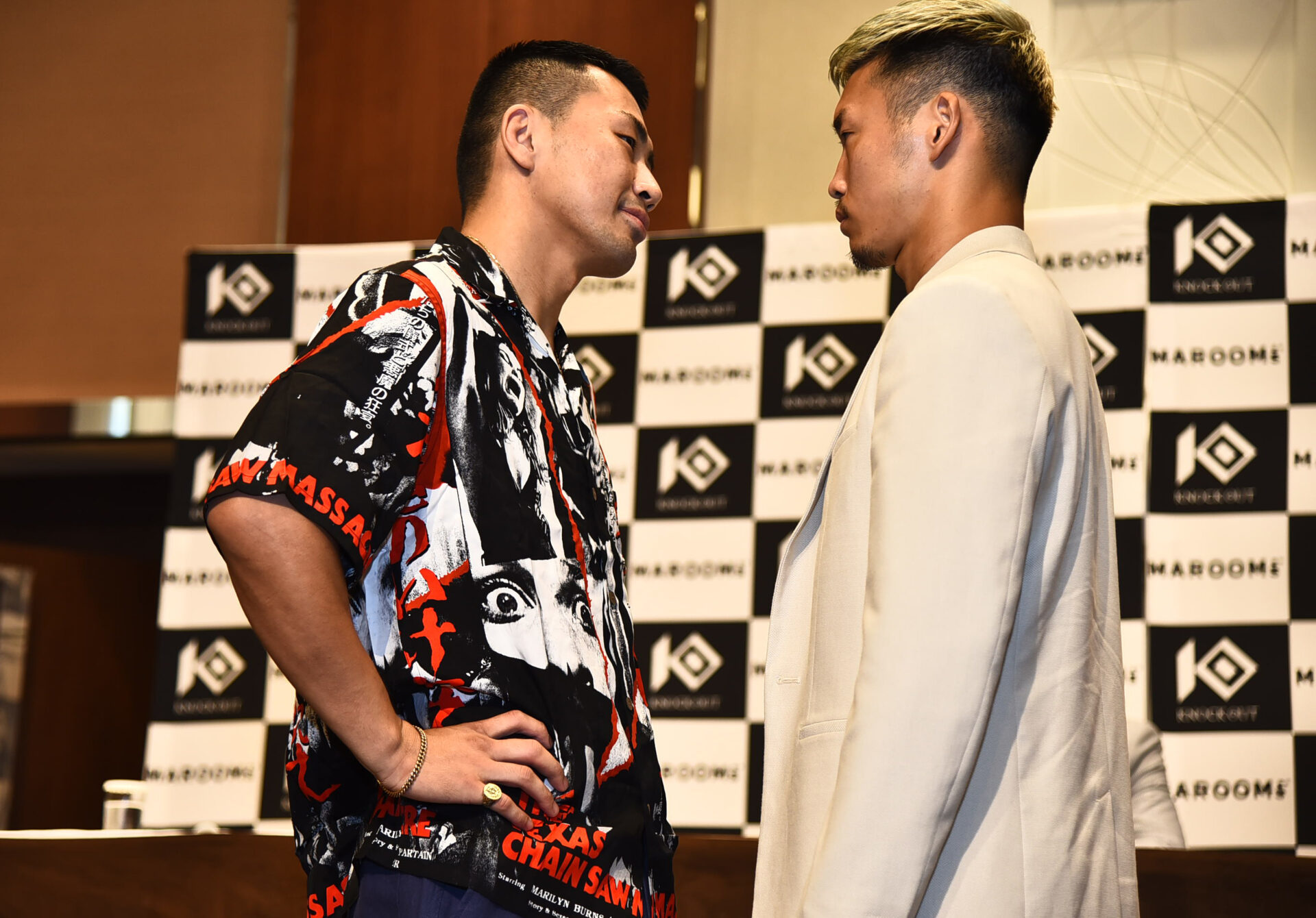 フェイス・トゥ・フェイスの距離で向き合う良太郎（左）とバズーカ巧樹 （c）knock out