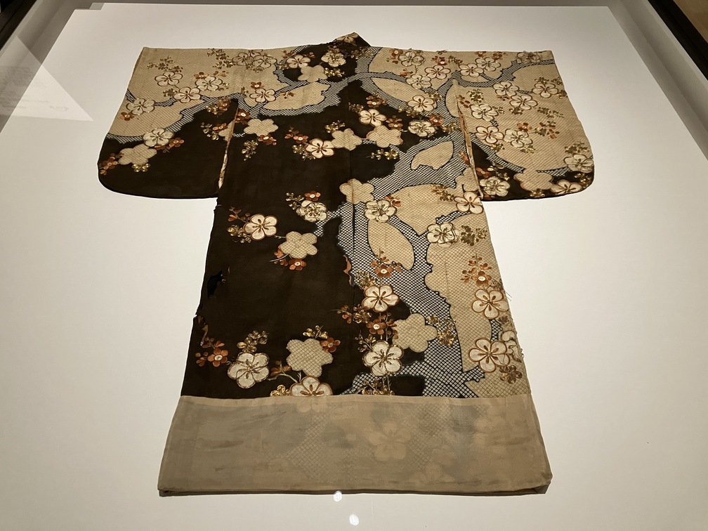 重要文化財《振袖 黒綸子地梅樹竹模様》 桂昌院（お玉の方）所用　1領　江戸時代 17世紀　東京・護国寺（文京区）蔵　※前期展示：7/19～ 8/17