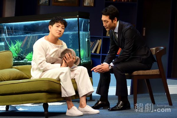 マイケル役チョン・ウォニョン（左）とグリーンバーグ医師役のイ・ソクジュン